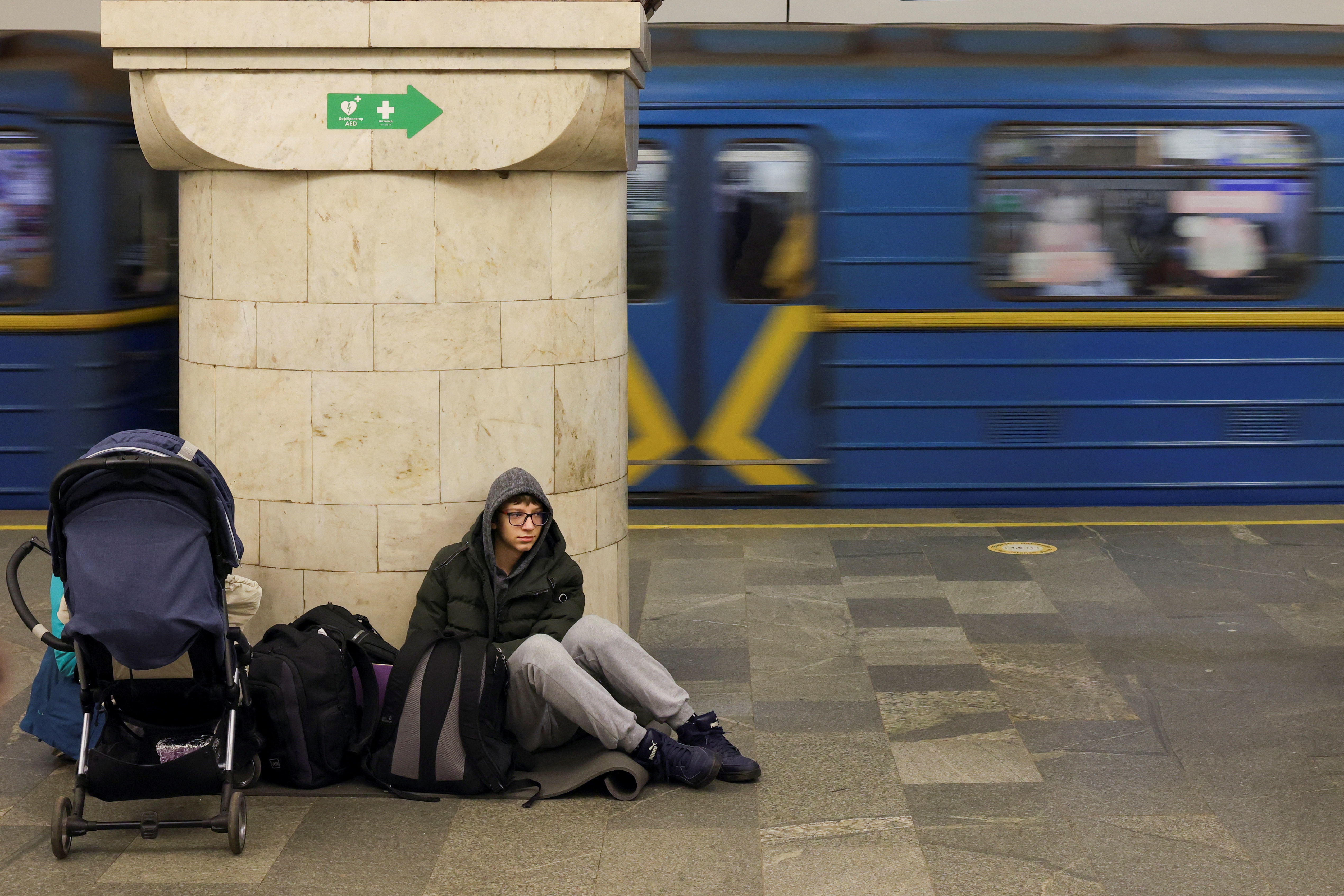 Происходит киевском. Украинцы в метро. Метро Киева. Метро Киев Украина.